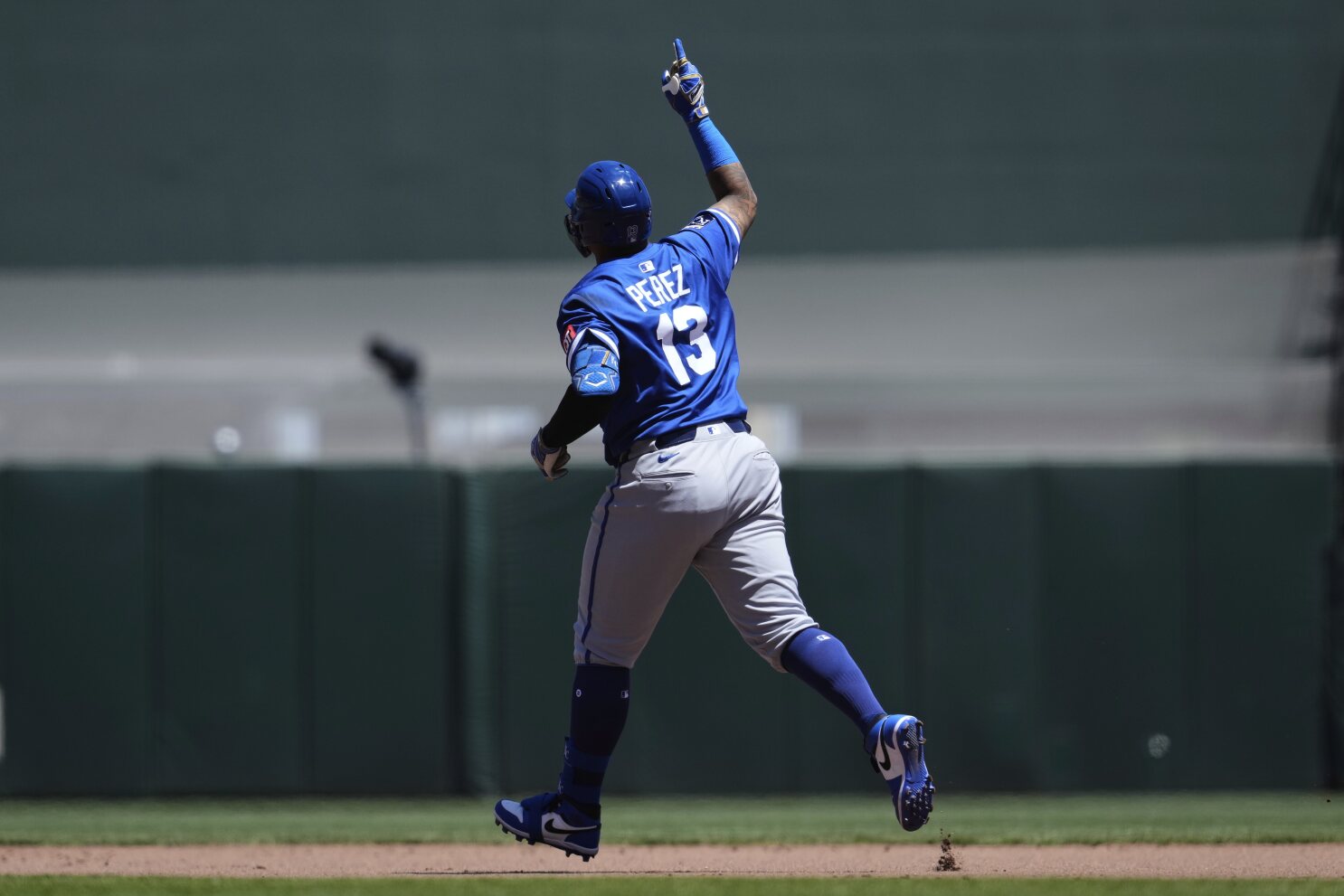 Perez powers Royals with 3 hits, including a homer, in 8-4 win over Giants