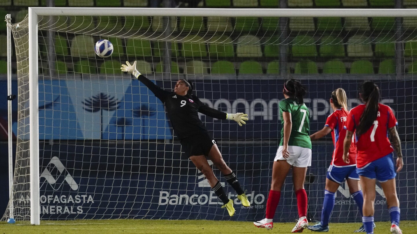 Chile obligado a poner a un atacante en la portería, pierde 1-0 ante México en el partido por la medalla de oro Panamericana