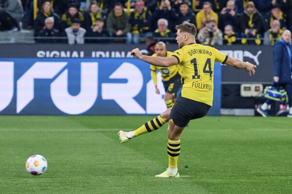 Dortmund's Niclas Fullkrug scores his side's first goal of the game, during the German Bundesliga soccer match between Bernd Thissen and VfL Bochum, in Dortmund, Germany, Sunday, Jan.28, 2024. (Bernd Thissen/dpa via AP)