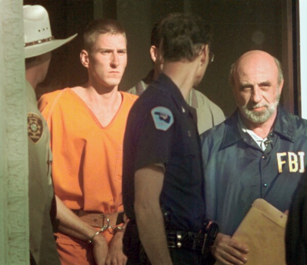 State and federal law enforcement agents lead Timothy McVeigh, second from left, from the Noble County Courthouse in Perry, Okla, April 21, 1995. He had just been identified as a suspect in the bombing of the Oklahoma City federal building. (ĢӰԺ Photo/John Gaps III)
