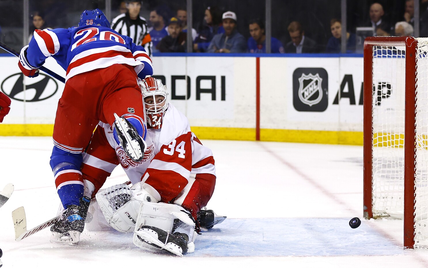 Kreider scores tiebreaking goal in 2nd period as Rangers beat Red Wings 4-1