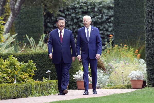 Президент Джо Байден і президент Китаю Сі Цзіньпін гуляють садами в маєтку Філолі в Вудсайді, штат Каліфорнія, у середу, 15 листопада 2023 року, на полях конференції Азійсько-Тихоокеанського економічного співробітництва.  (Doug Mills/The New York Times через AP, Пул)