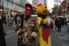 Manifestantes anti-Partido Comunista Chinês, vestidos para retratar a China autoritária e representando o presidente chinês Xi Jinping, seguram um recorte de papelão do Ursinho Pooh, vestido como imperador, e uma bandeira de Taiwan, em Taiwan, domingo, 7 de janeiro de 2018. 2024. Utilizando ameaças militares, pressão diplomática, notícias falsas e incentivos financeiros para os políticos, a China está a utilizar uma estratégia ampla para influenciar os eleitores a escolherem candidatos pró-unidade nas eleições de Taiwan. (Foto AP/Ng Han Kwan)