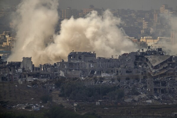 Rook die opstijgt als gevolg van een explosie in de Gazastrook, gezien vanuit het zuiden van Israël, dinsdag 14 november 2023. (AP Photo/Victor R. Caivano)