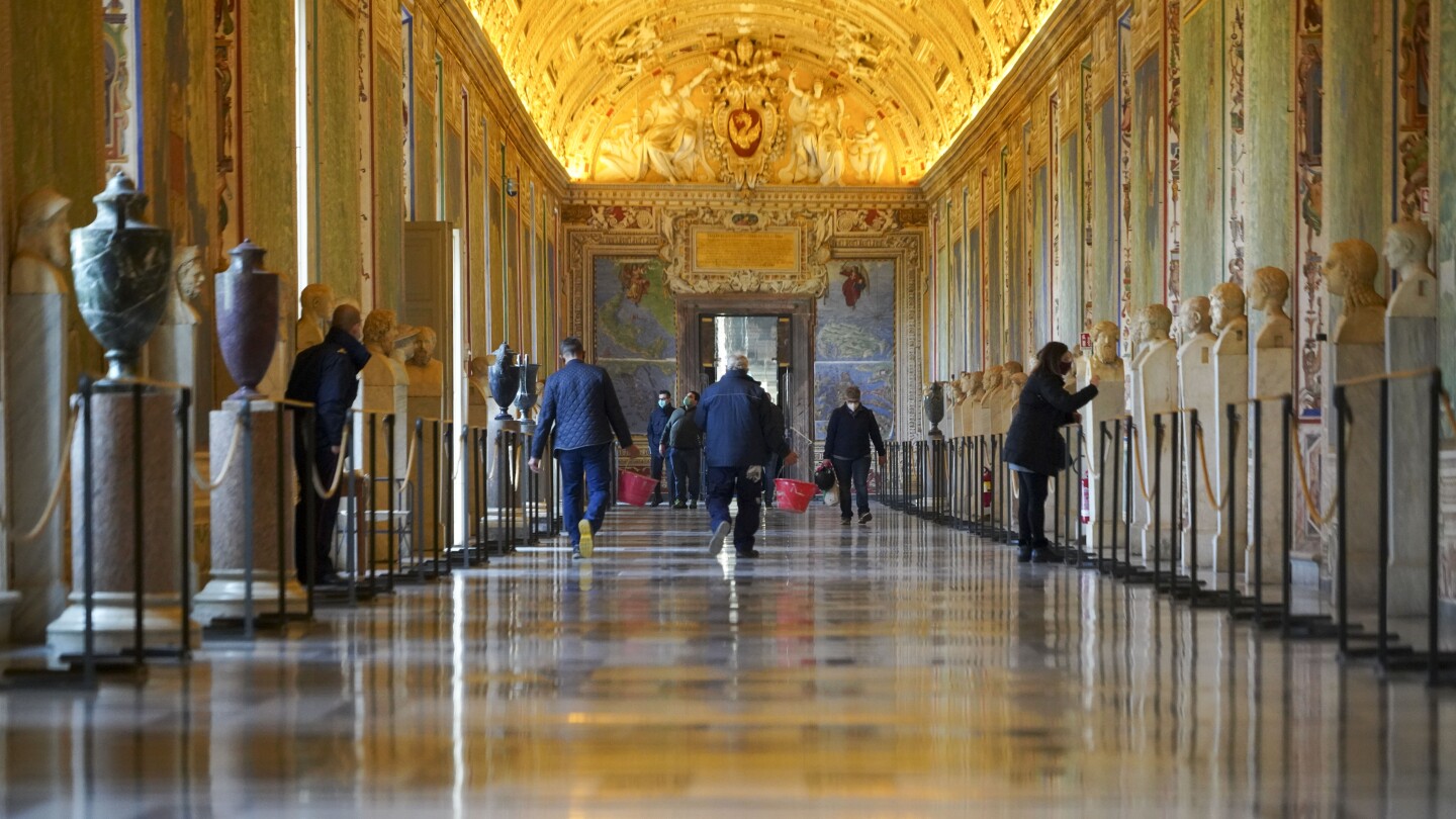 РИМ (AP) — Четиридесет и девет служители на Ватиканските музеи