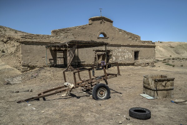 Uma oficina de pesca abandonada é visível ao longo da área seca do Mar de Aral, no Uzbequistão, sábado, 24 de junho de 2023. (AP Photo/Ebrahim Noroozi)