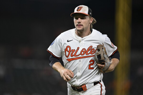 Orioles remove star Gunnar Henderson from game as precaution due to lower  right side discomfort | AP News
