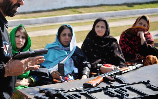 En esta imagen, tomada el 27 de enero de 2015, la profesora paquistaní Shabnam Tabinda, segunda por la derecha, asiste a una sesión de entrenamiento con armas junto a otras compañeras en Peshawar, Pakistán. (Foto AP/Mohammad Sajjad)