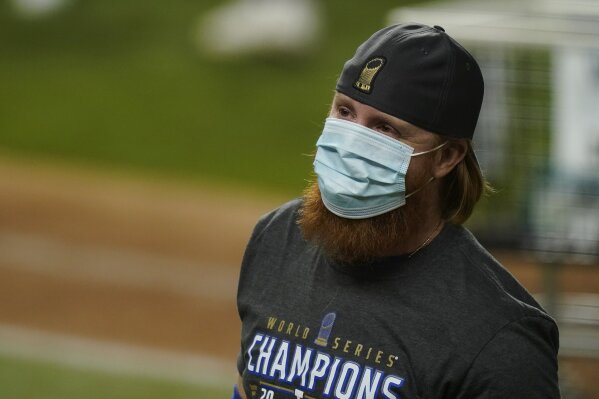 Justin Turner celebrates with Dodgers on field after positive COVID test