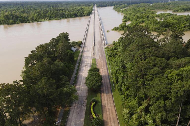 Most nad jeziorem Houston wzdłuż West Lake Houston Parkway z Kingwood do Atascocita widać po jego zamknięciu z powodu wysokiego poziomu wody po obu stronach autostrady, sobota, 4 maja 2024 r., w Kingwood w Teksasie.  (AP za pośrednictwem Jasona Vogtmana/Houston Chronicle)
