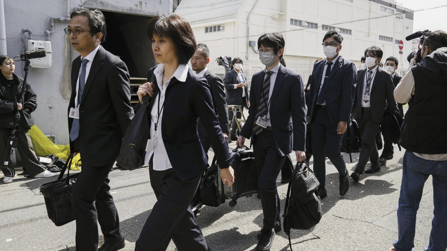 ТОКИО (AP) — Японски правителствени здравни служители нахлуха в събота