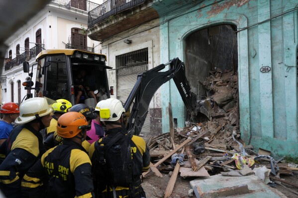 Los bomberos retiran los escombros de un edificio que se derrumbó parcialmente en La Habana, Cuba, el miércoles 4 de octubre de 2023. (AP Foto/Ramón Espinosa)