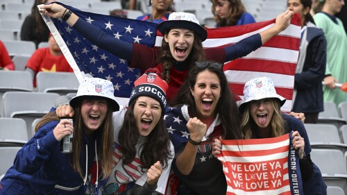 Die Fans der Vereinigten Staaten jubeln vor dem Beginn des Frauenfußballspiels der Gruppe E zwischen den Vereinigten Staaten und Vietnam im Eden Park in Auckland, Neuseeland, am Samstag, 22. Juli 2023. (AP Photo/Andrew Cornaga)