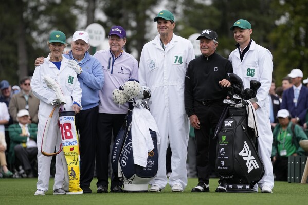 Jack Nicklaus, second from left, poses with his wife Barbara, Tom Watson and Gary Player, second from right, of South Africa on the first hole during the first round at the Masters golf tournament at Augusta National Golf Club Thursday, April 11, 2024, in Augusta, Ga. (AP Photo/George Walker IV)