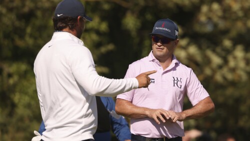 Corrige le prénom Zack, pas Zack comme envoyé à l'origine – Zack Johnson des États-Unis, à droite, parle à Brooks Koepka des États-Unis lors d'une ronde d'entraînement pour le tournoi de golf British Open au Royal Liverpool Golf Club à Hollick, en Angleterre, le lundi , Juillet 17 2023. L'ouverture commence le jeudi 20 juillet. (AP Photo/Peter Morrison)