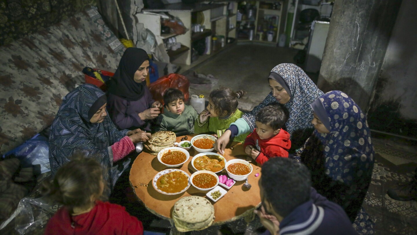 Pérdida, preocupación y oraciones marcan el inicio del Ramadán en Gaza