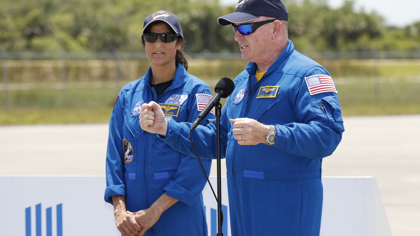 Астронавты НАСА Бутч Уилмор и Сонни Уильямс прибывают во Флориду во время первого пилотируемого космического полета Боинга.
