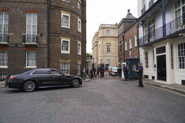 Một chiếc xe đến Lancaster House, nơi diễn ra cuộc hội đàm giữa Hoa Kỳ và Trung Quốc, tại London, thứ Ba, ngày 10 tháng 6 năm 2025. (Ảnh AP/Alberto Pezzali)