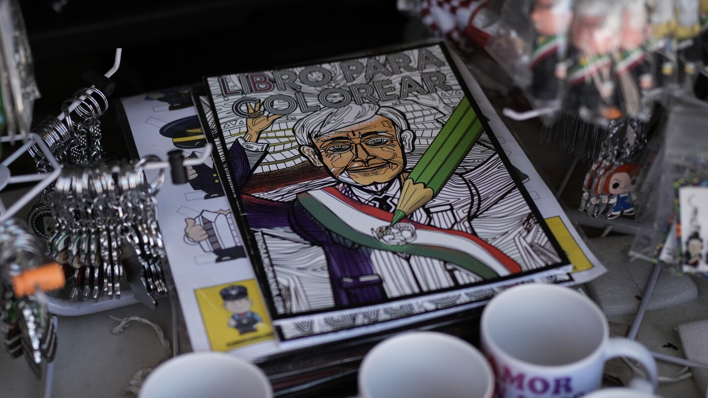 Сувенири, включително шапки и кукли, отразяват популярността на президента на Мексико преди изборите през юни