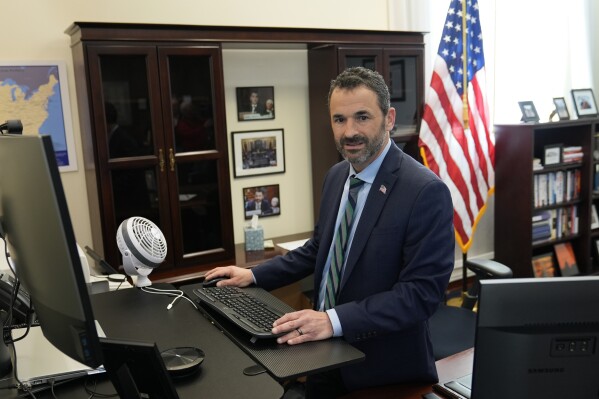 2024年3月19日，星期二，国税局局长丹尼·维尔费尔在华盛顿国税局总部的办公室里拍照。（美联社照片/苏珊·沃尔什）