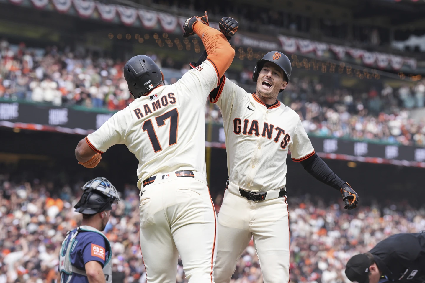 San Francisco Giants’ Wilmer Flores hit sencillo ganando el partido ante los Mariners
