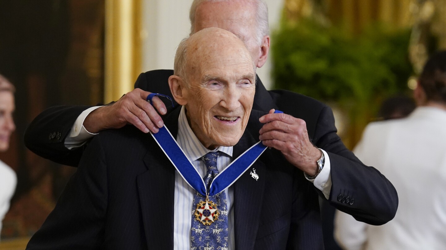 Former US Sen. Alan Simpson of Wyoming, who bridged partisan gaps with his quick wit, dies at age 93
