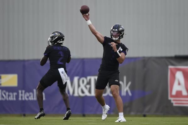 Baltimore Ravens quarterbacks Trace McSorley, right, and Tyler Huntley throw during an NFL football training camp practice, Thursday, July 29, 2021, in Owings Mills, Md.(AP Photo/Gail Burton)