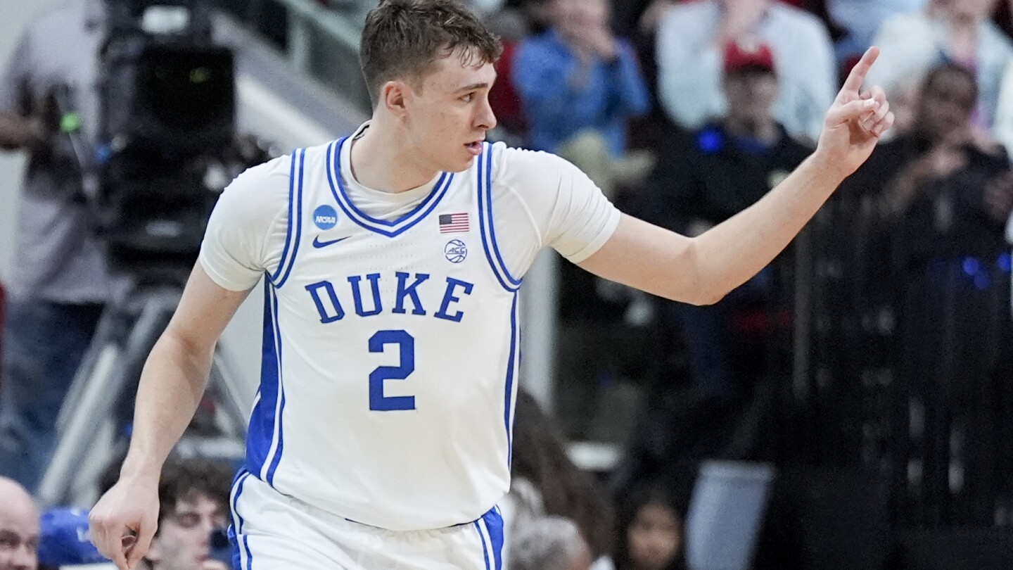 Звездата на Duke Cooper Flagg има плавен дебют на Mark Madness при завръщането си от контузия на глезена 