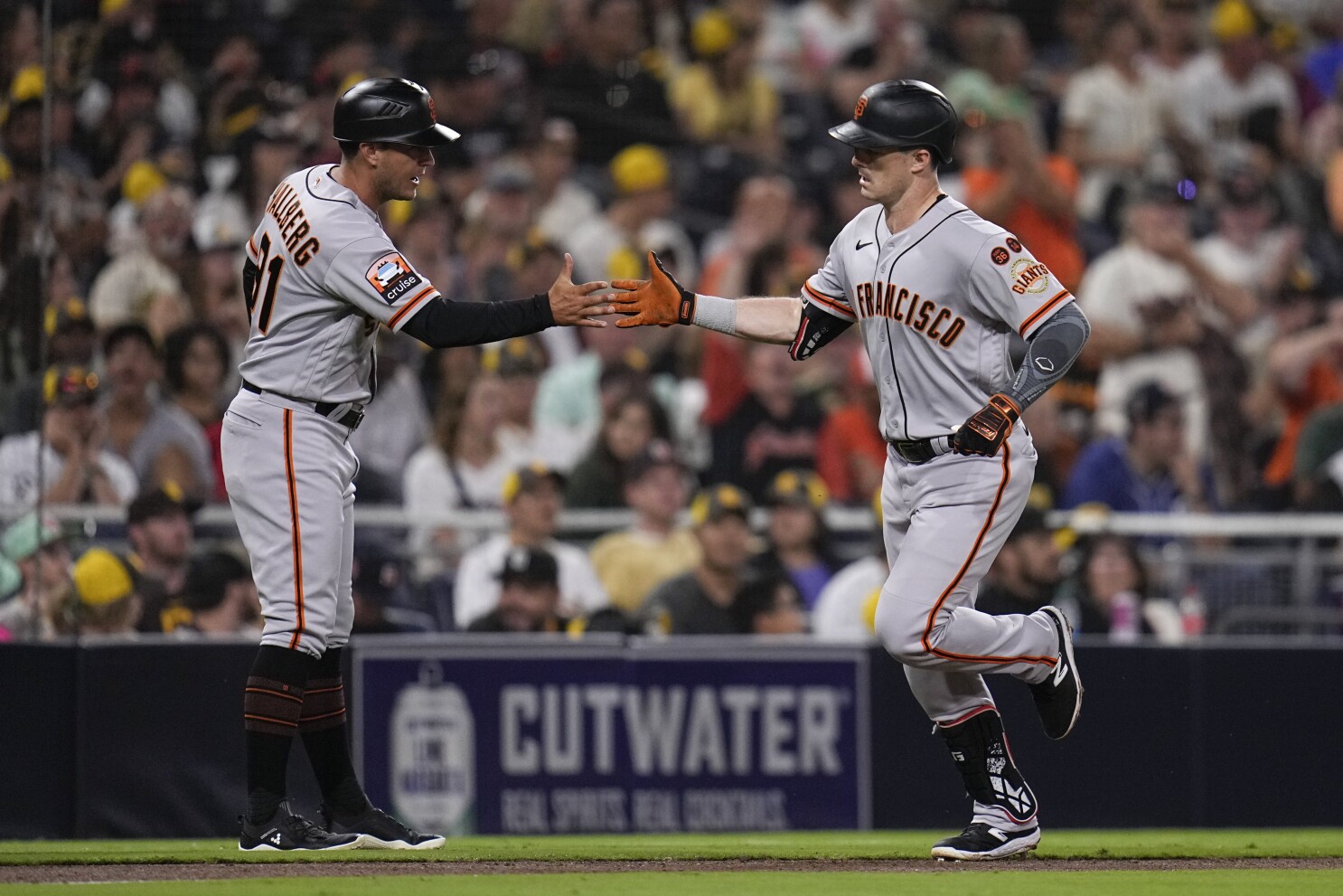 Ruf hits 2 HRs, Junis wins 3rd straight as Giants beat LA