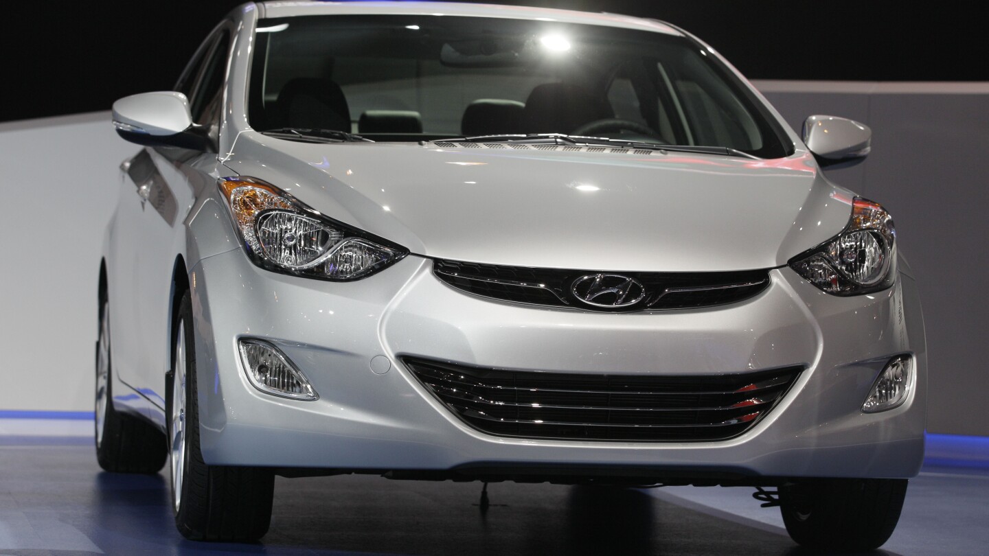 ДЕТРОЙТ (AP) — През септември Hyundai и Kia изтеглиха 3,4