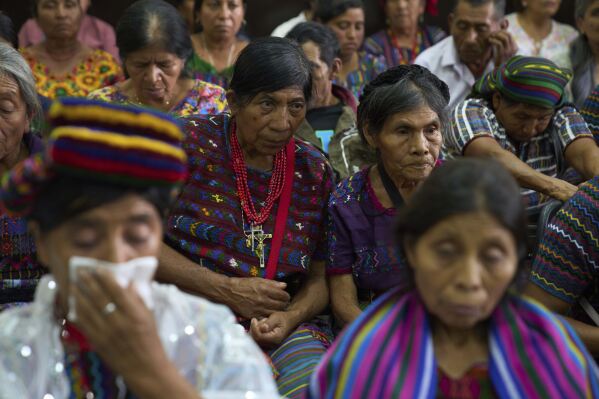 Mujeres indígenas escuchan mientras los jueces declaran a tres excombatientes paramilitares culpables de crímenes contra la humanidad, incluyendo violación, contra mujeres hace cuatro décadas, durante la guerra civil en el país, en la Ciudad de Guatemala, el 30 de mayo de 2025. (AP Foto/Moisés Castillo)