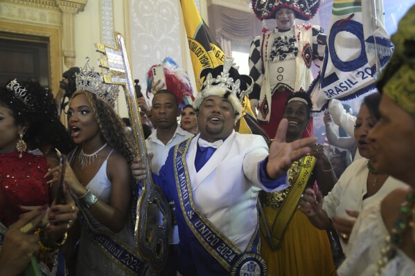 Carnival King Momo, Caio Cesar Dutra, holds the keys of the city he received from Mayor Eduardo Paes at a ceremony that officially kicks off Carnival in Rio de Janeiro, Brazil, Friday, Feb. 9, 2024. (AP Photo/Silvia Izquierdo)