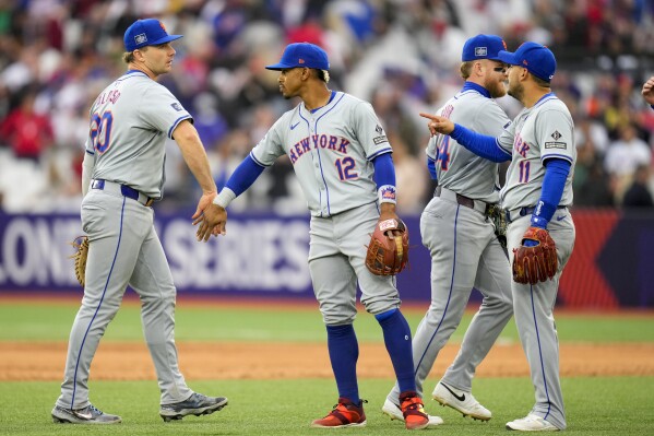 Pete Alonso, Francisco Lindor, Harrison Bader y Jose Iglesias de los Mets de Nueva York reaccionan a la victoria 6-5 ante los Filis de Filadelfia el domingo 9 de junio del 2024. (AP Foto/Kirsty Wigglesworth)