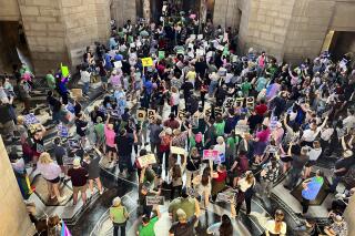 Cientos de personas se congregan en el Capitolio de Nebraska, en Lincoln, el 16 de mayo de 2023, con el fin de protestar contra los planes de legisladores conservadores en el Congreso del estado para reactivar una prohibición al aborto que fue rechazada el mes pasado. (AP Foto/Margery Beck)