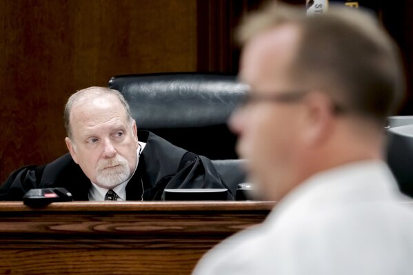 
              Special Judge Tyler Gill (left) listens Tuesday, January 29, 2019, to radiologist Dr. Sean Willgruber's testimony during the second day of a civil trial involving U.S. Sen. Rand Paul and his neighbor Rene Boucher in Warren Circuit Court in Bowling Green, Ky. (Bac Totrong/Daily News via AP)
            