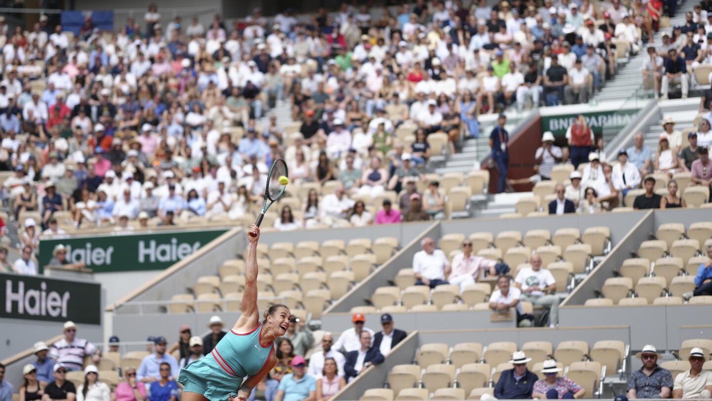 Най-високо класираната Сабаленка играе пред празни места на French Open, призовава за по-справедливо планиране 