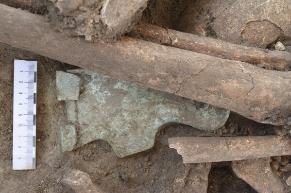 Un capannone blindato giace tra le ossa durante gli scavi di una fossa comune romana della fine del I secolo d.C., nel quartiere Simmering di Vienna, Austria, venerdì 29 novembre 2024. (A. Oecsi /Novetus, tramite AP)
