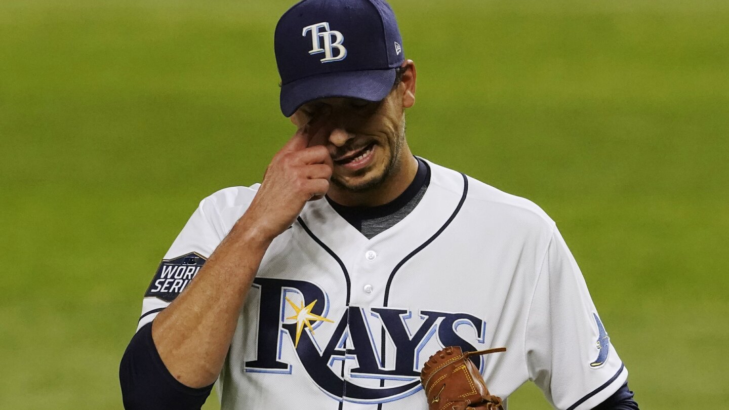 MLB fans react to pitcher's insane brain freeze