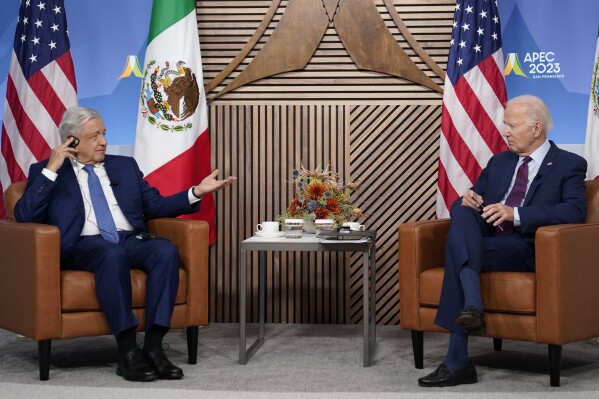 El presidente de Estados Unidos Joe Biden se reúne con su homólogo mexicano Andrés Manuel López Obrador durante la cumbr de la APEC, el 17 de noviembre de 2023, en San Francisco. (AP Foto/Evan Vucci, Archivo)