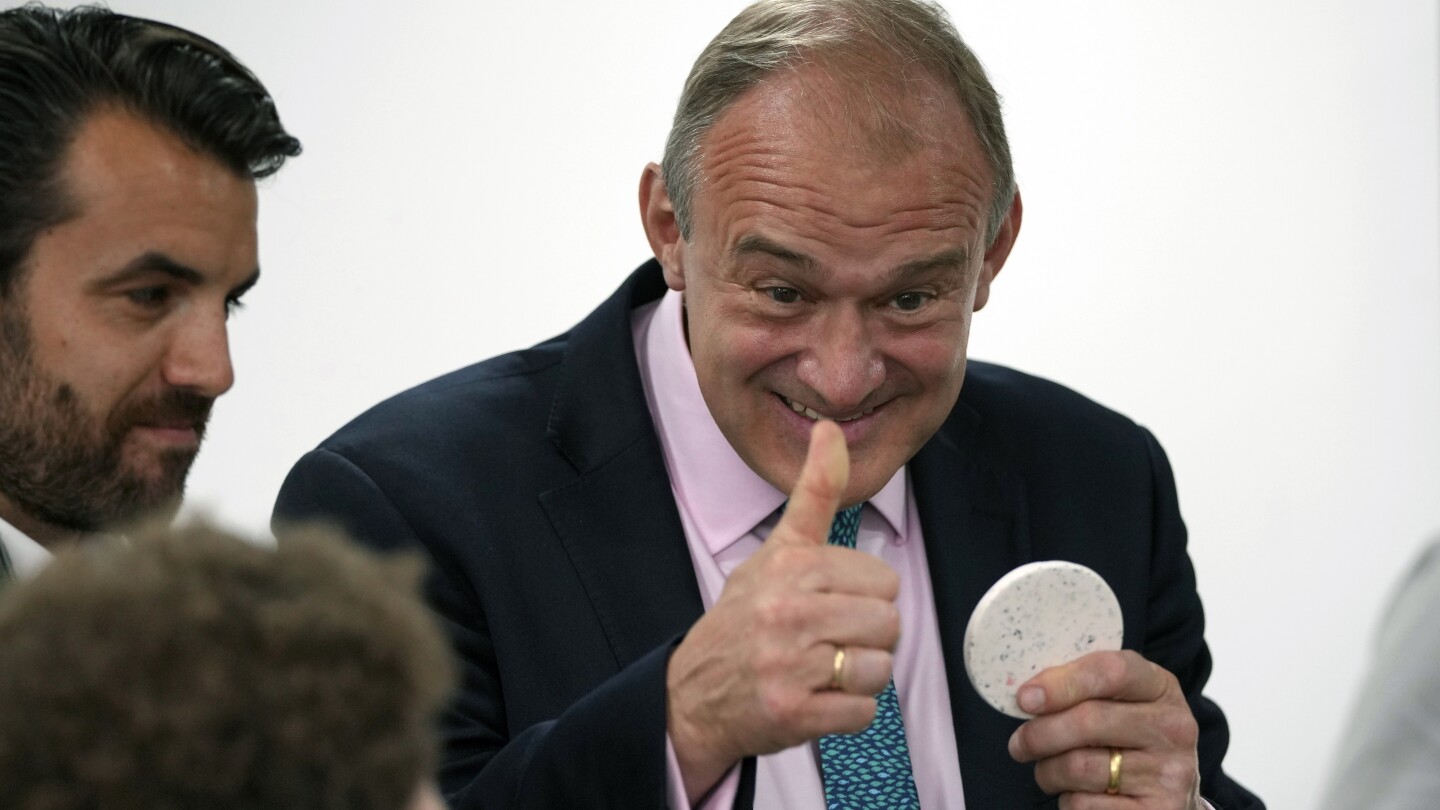 Лидерът на британските либералдемократи, който се вози в увеселителен парк, използва каскади, за да привлече вниманието на изборите
