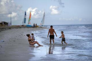 Turistas vacacionan en la playa del hotel Iberostar Selection Varadero, el 29 de septiembre de 2021, en Varadero, Cuba. (AP Foto/Ramón Espinosa, archivo)