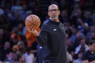 El entrenador de los Suns de Phoenix, Monty Williams, entrega el balón durante una pausa en la primera mitad del segundo partido en la segunda vuelta de los playoffs de la Conferencia Occidental de la NBA contra los Mavericks de Dallas, en Phoenix, el miércoles 4 de mayo de 2022. (AP Foto/Matt York)