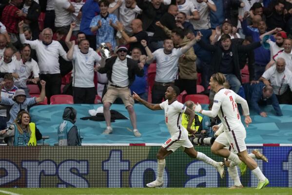 Raheem Sterling festeja tras anotar el primer gol de Inglaterra contra Alemania en el partido de octavos de final de la Euro 2018, el martes 29 de junio de 2021, en Londres. (AP Foto/Frank Augstein, Pool)