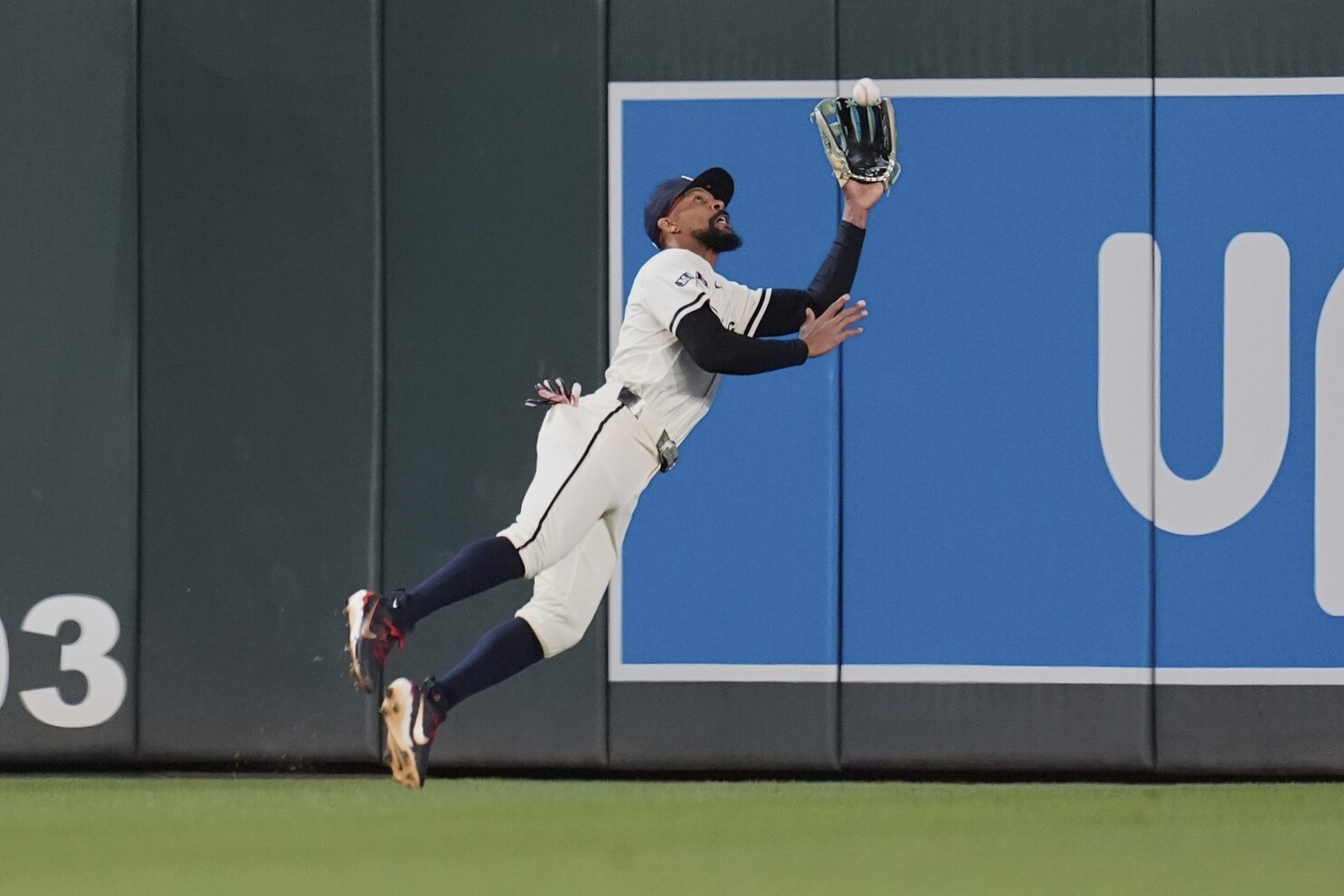 Byron Buxton's diving catch in the 9th inning seals the Twins' 4-2 win over the struggling White Sox