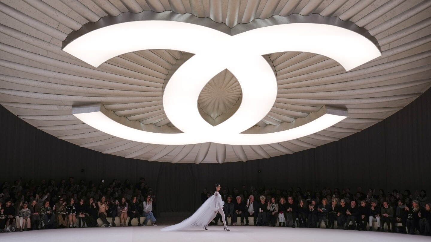 Пролетното модно шоу на Chanel е вдъхновен от копчета балет на пистата в Париж