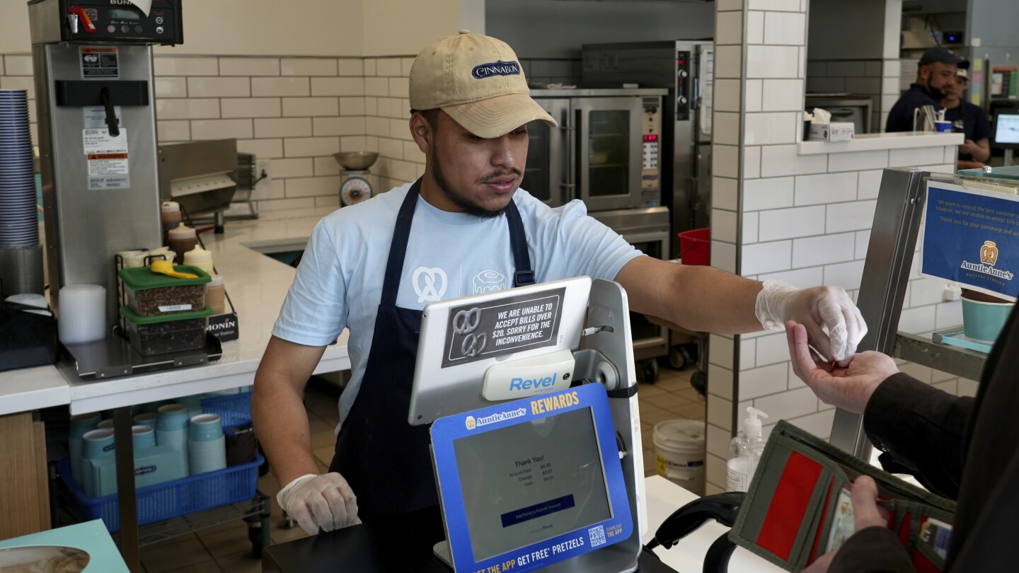 Новата минимална заплата от $20 за работниците в бързото хранене в Калифорния ще започне в понеделник