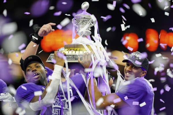 FILE -Washington linebacker Edefuan Ulofoshio (5), on the left, and quarterback Michael Penix Jr. (9), on the right, celebrate after defeating Texas during the Sugar Bowl CFP NCAA semifinal college football game, Monday, Jan. 1, 2024, in New Orleans. ESPN and the College Football Playoff have agreed to a six-year deal worth $1.3 billion annually that allows the network to keep exclusive rights to the 12-team playoff through the 2031 season, two people with knowledge of the agreement told 麻豆传媒app, Tuesday, Feb. 13, 2024. (APPhoto/Jacob Kupferman, FGile)