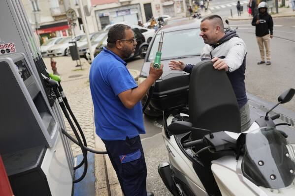 People queue for petrol in Lisbon, Tuesday, April 29, 2025, the day after a nationwide power outage that shut down gas stations, trains and subways. (AP Photo/Armando Franca)