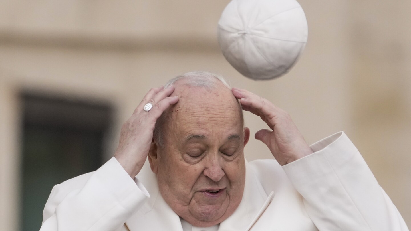 Фотограф на AP улавя неочаквано изображение на главата на католическата църква