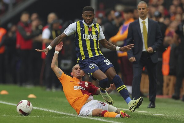 Lucas Torreira của Galatasaray, trái, trượt bóng trước Fred của Fenerbahce, trong trận đấu bóng đá Super Lig của Thổ Nhĩ Kỳ giữa Galatasaray và Fenerbahce ở Istanbul, Thổ Nhĩ Kỳ, Chủ nhật, ngày 19 tháng 5 năm 2024. (Ảnh AP)